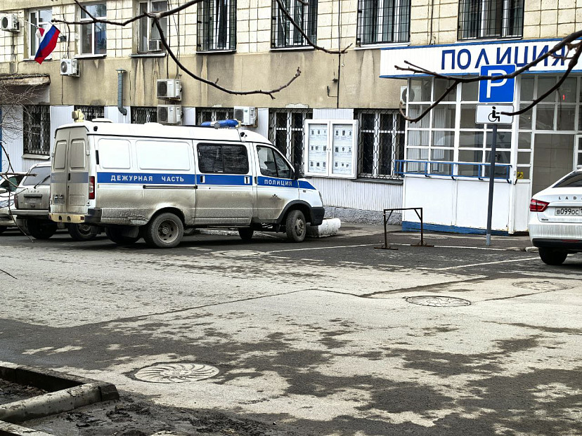 В Саратове с женщины в очереди к кассе сорвали золотую цепочку 