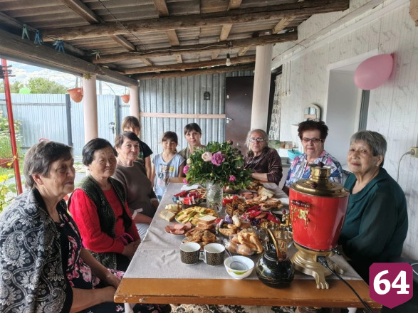 Саратовцы отметили День соседей играми и чаепитием из самовара
