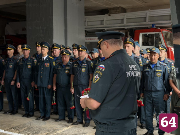 В Саратове увековечили память погибших на пожаре сотрудников МЧС