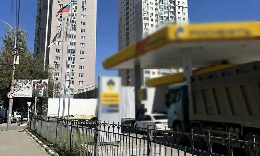 В Саратове демонтируют нелегальные стелы и заборы