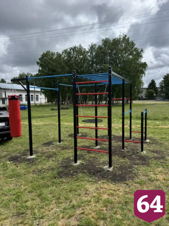 Семья участника СВО подарила спортплощадку юным саратовцам