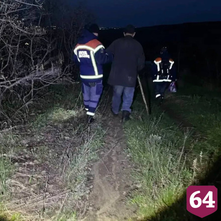 В Саратове ночью спасатели вывели из леса заблудившегося мужчину